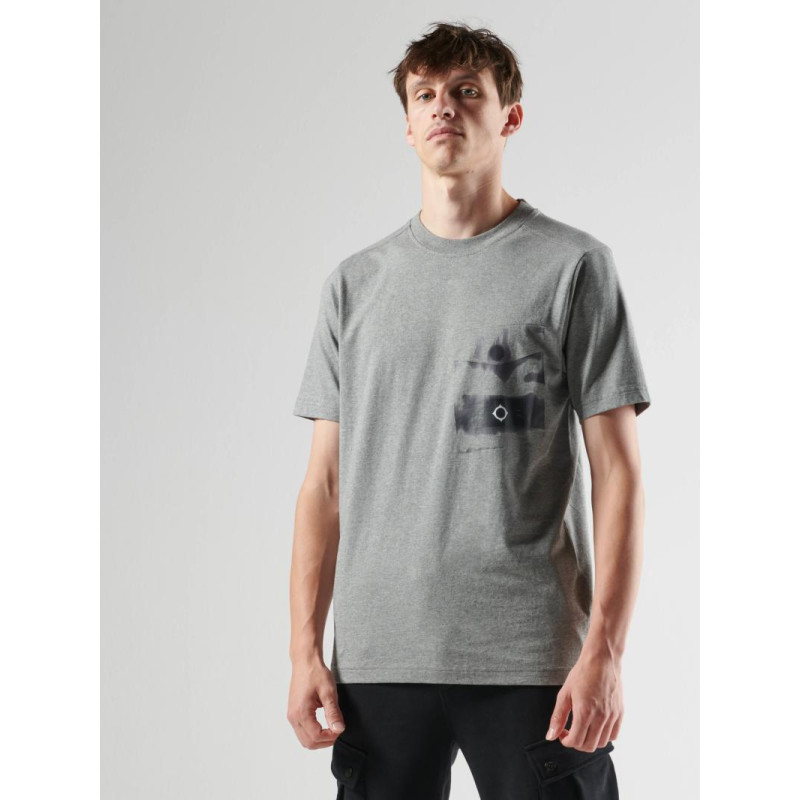 Camiseta Pocket Trompe L'Oeil MA.STRUM Camiseta Pocket Trompe L'Oeil MA.STRUM